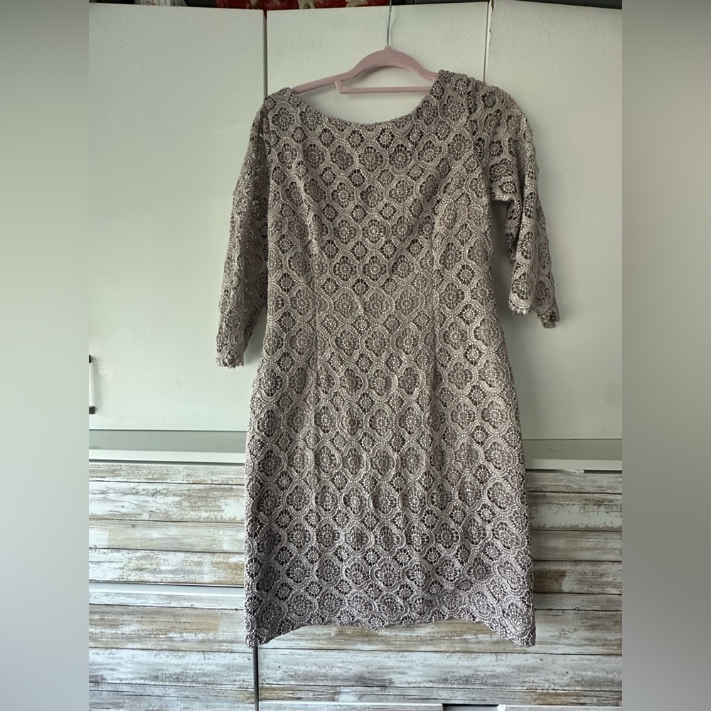 ✨ Vince Camuto Metallic Lace Cocktail Dress Size 10 Taupe Sheath Party Wedding ✨